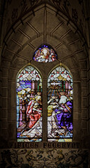 Colorida y hermosa vidriera con escena de reyes coronando a la virgen en la catedral gotica de Astorga, España