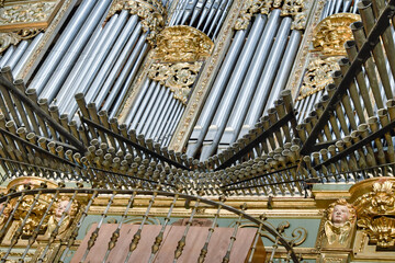 Detalle tubos de aire del organo musical en el interior de la catedral de Astorga