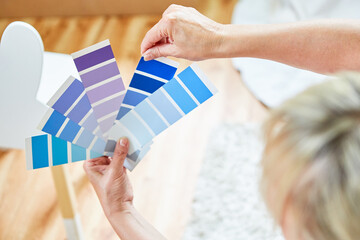 Hände halten Farbpalette für die Farbauswahl
