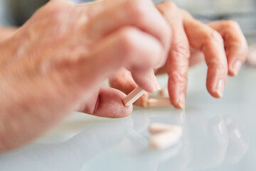 Hände von Patient sortieren Tabletten