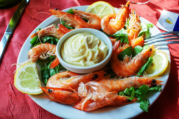 Assiette de grosses crevettes roses