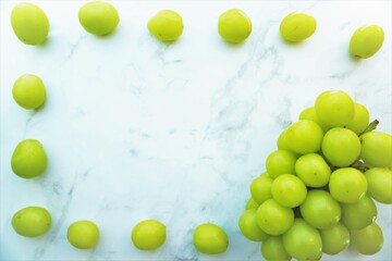 大理石に乗るシャインマスカット、フレーム