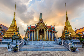 Fototapeta premium Temple of the Emerald Buddha or Wat Phra Kaew temple, Bangkok, Thailand