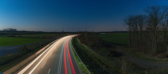 Autobahn bei Nacht, Lichterspuren