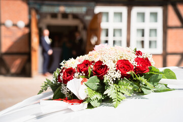 Hochzeit Blumenstrauß auf Motorhaube