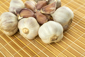 garlic fresh vegetable piled in a circle in the center of the lobule