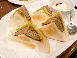 ハンバーグ　サンドイッチ