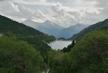 Alpes, lac et montagne. Hautes Alpes. Paysage, nature. 