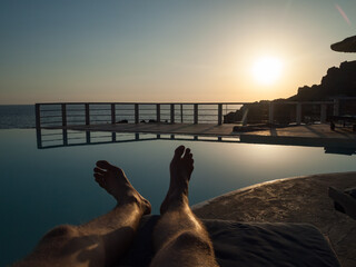 Wakacje odpoczynek nad basenem zachód słońca