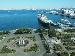 横浜山下公園の噴水と海