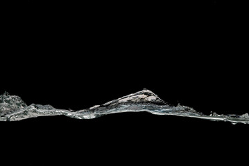 Prises de vue en studio d'&eacute;claboussures &agrave; la surface de l'eau sur fond noir