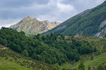Naklejka premium Mountain landscape against cloudy sky