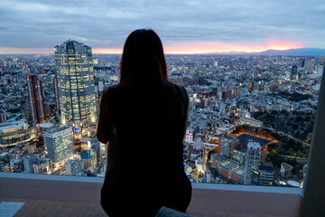 六本木の夜景と女性のシルエット　night view of Tokyo (roppongi) and women's...