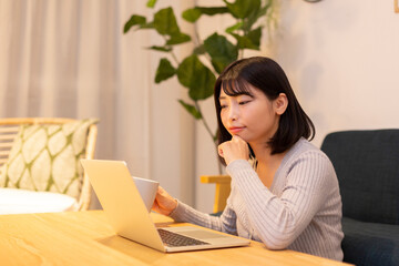 夜の部屋でくつろぐ若い女性