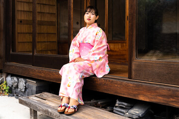 縁側に座る浴衣の女性