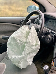 Wystrzelona poduszka powietrzna airbag w rozbitym samochodzie - obrazy, fototapety, plakaty