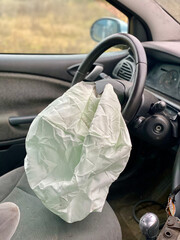Wystrzelona poduszka powietrzna airbag w rozbitym samochodzie