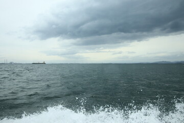 水平線と貨物船