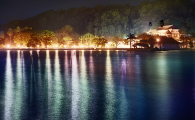 Obraz premium Night view of the Temple of the Tooth in the city of Kandy in Sri Lanka.