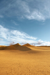 Fototapeta na wymiar Leere Sanddüne und Himmel mit Wolken über Sahara Wüste