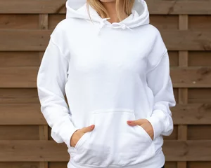 Weißes Hoodie-Sweatshirt-Modell mit Kopierraum © Piotr Marcinski