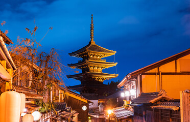 Obraz premium 京都 八坂の塔 夜景