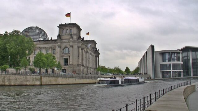 Spree Boat at the "Reichstag"
