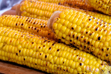 屋台の焼きとうもろこし
