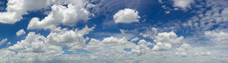 Obraz premium beautiful panorama of blue sky and white fluffy cloud horizon outdoor for background.