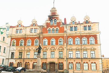Obraz premium Vyborg Russian Federation 01/05/2017. Vyborg Town Hall in the city center with a monument to Torgils Knutsson
