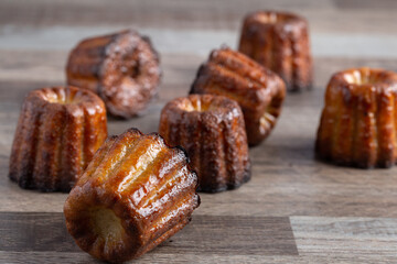 Canelés bordelais fait maison en gros plan sur une table