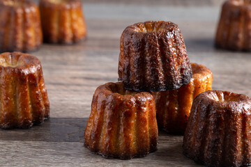 Canelés bordelais fait maison en gros plan sur une table