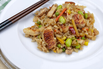 riz cuisiné au poulet grillé et aux légumes