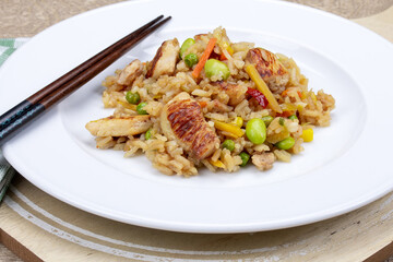 riz cuisiné au poulet grillé et aux légumes