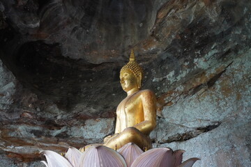 golden buddha statue