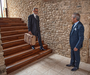 un hombre mayor bajando escaleras de recepcion del hotel