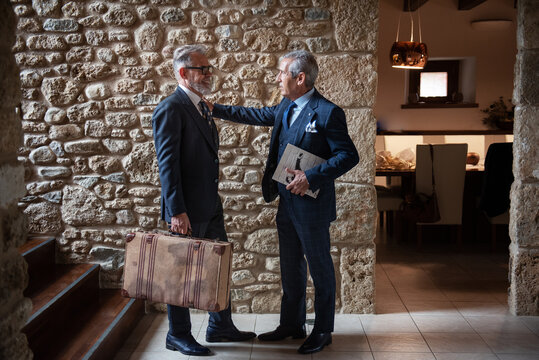 dos hombres en la entrada del hotel saludandose