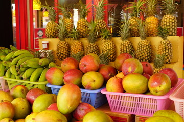 市場に売られているトロピカルフルーツ