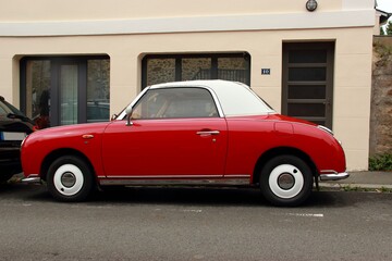 Voiture décapotable rouge