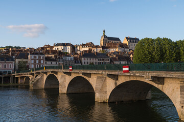 Passage obligé pour passer de l'autre coté de l'Yonne ce pont.