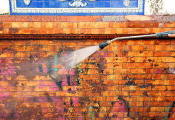 Cleaning graffiti in a facade
