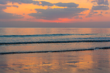 Obraz premium Amazing sunset over the ocean. Beautiful clouds and sun. Bright colors. 