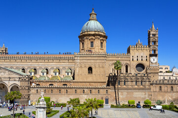 Fototapeta na wymiar Beautiful view of the Palermo Cathedral on a sunny day