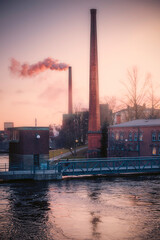 Fábrica con humo en Tampere, Finlandia