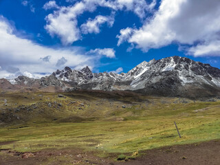 Fototapeta premium Montañas nevadas en los andes peruanos