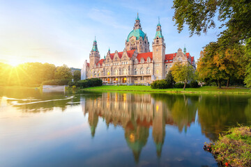 New Town Hall reflecting in water in Hanover, Germany - obrazy, fototapety, plakaty