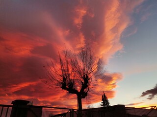 Amanecer totalmente rojo en Gallarta.