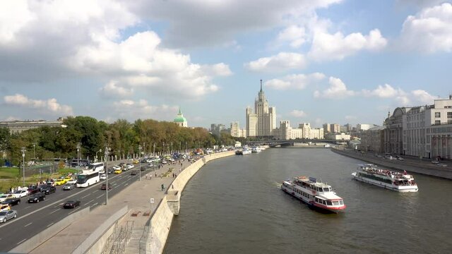 The old Stalinist skyscraper stands in the distance. View of the highway and the Moscow river