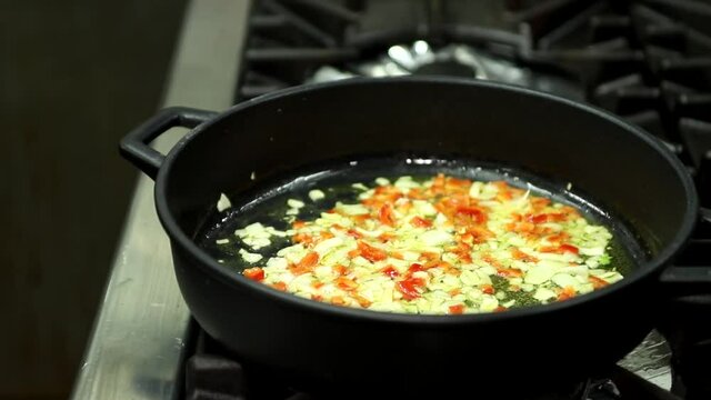 Sofrito de cebolla y pimiento rojo