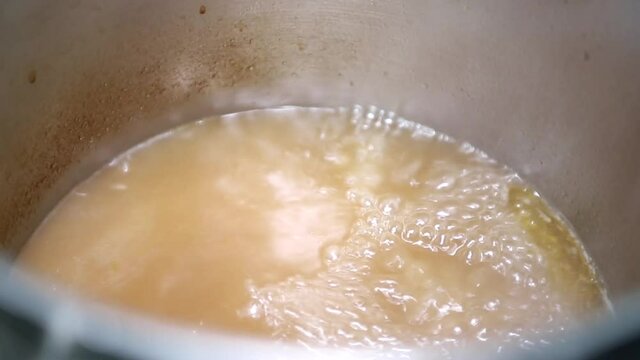 Olla con caldo hirviendo